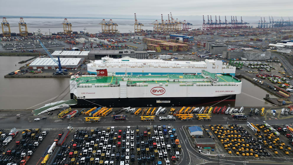Auto-Drehscheibe Bremerhaven: Ein Mega-Frachter mit 3000 Neuwagen an Bord liegt am Auto-Terminal