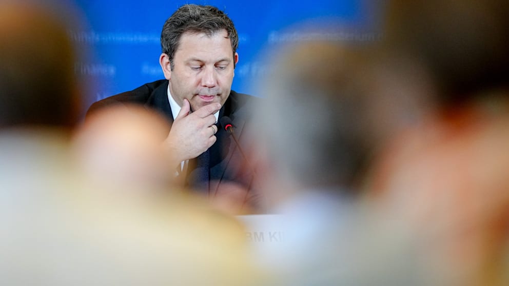 Vizekanzler und Finanzminister Lars Klingbeil (47, SPD) musste am Donnerstag mit der ersten schlechten Finanz-Nachricht seiner Amtszeit vor die Presse