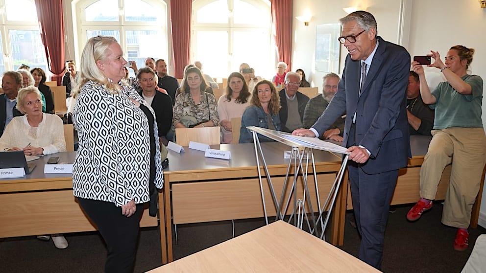 Sylts-Übergangsbürgermeister Carsten Kerkamm spricht zur Amts-Einführung von Tina Haltermann