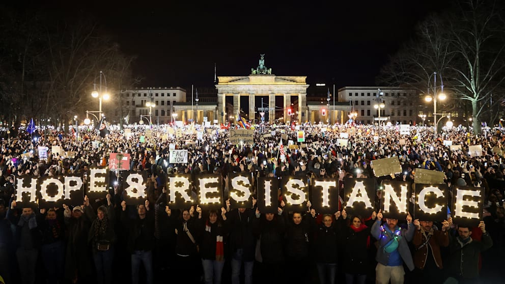 Rund 100.000 Menschen demonstrierten vor dem Brandenburger Tor
