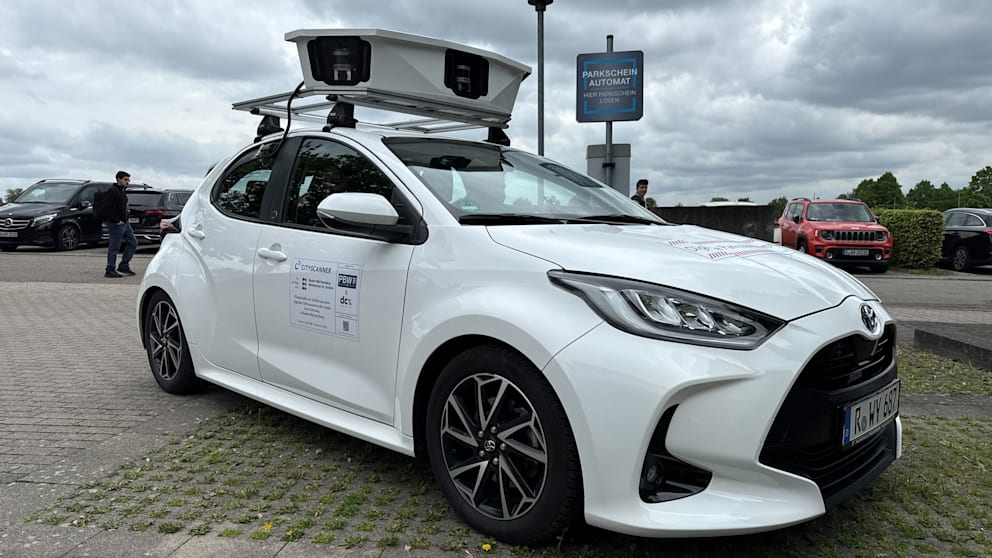 Ein Kleinwagen mit einem Kamerasystem auf dem Dach zur Erkennung von Parksündern steht auf einem Parkplatz. Es handelt sich um ein Test-Fahrzeug der Universität Hohenheim
