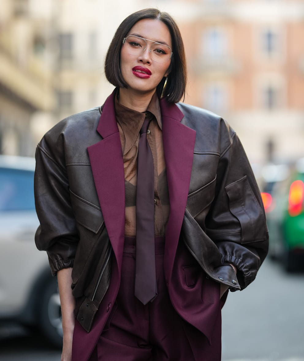 Die transparente Bluse gibt dem Outfit von Schauspielerin Tiffany Hsu einen femininen Anstrich