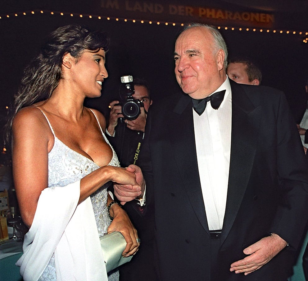 Ihr Leben im Scheinwerferlicht konnte ihr nie geben, wonach sie sich sehnte. Naddel (damals 36) 2001 beim Ball der Sterne mit Altbundeskanzler Helmut Kohl (†87, damals 71)