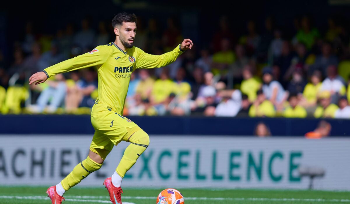3B9P86R Villarreal, Spain. 03rd May, 2025. VILLARREAL, SPAIN - MAY 03: Alex Baena Attacking Midfield of Villarreal CF runs with the ball during the LaLiga EA Sports match between Villarreal and CA Osasuna at Estadio de la Ceramica on May 03, 2025 in Villarreal, Spain. (Photo by Jose Torres/Photo Players Images/Magara Press) Credit: Magara Press SL/Alamy Live News