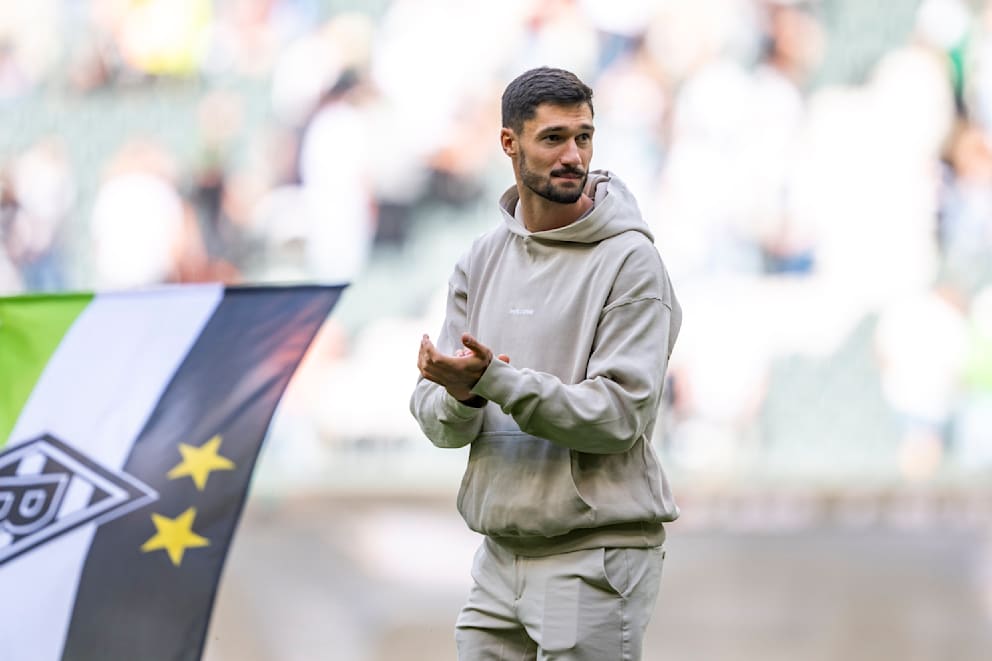 Tim Kleindienst (29) verabschiedete sich nach dem 0:1 gegen Wolfsburg auf dem Rasen von den Fans