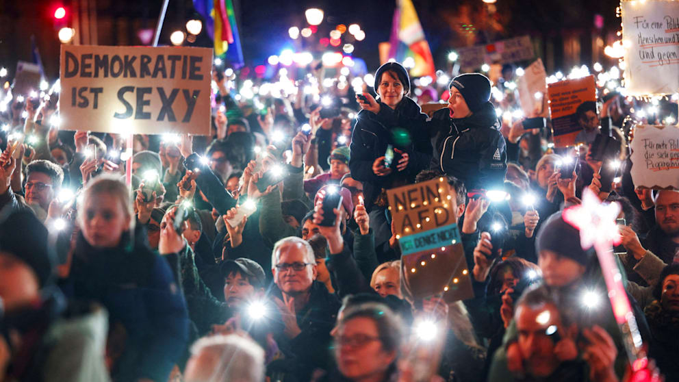 „Demokratie ist sexy“ – ein Schild von Demonstranten am Brandenburger Tor