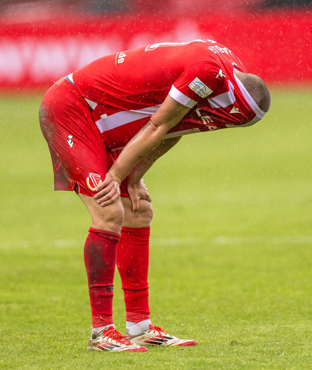 Nicht einmal Beten hat geholfen: Trainer Peter Wollitz (59) hat mit einer 1:4-Niederlage gegen Ingolstadt den Relegationsplatz verpasst
