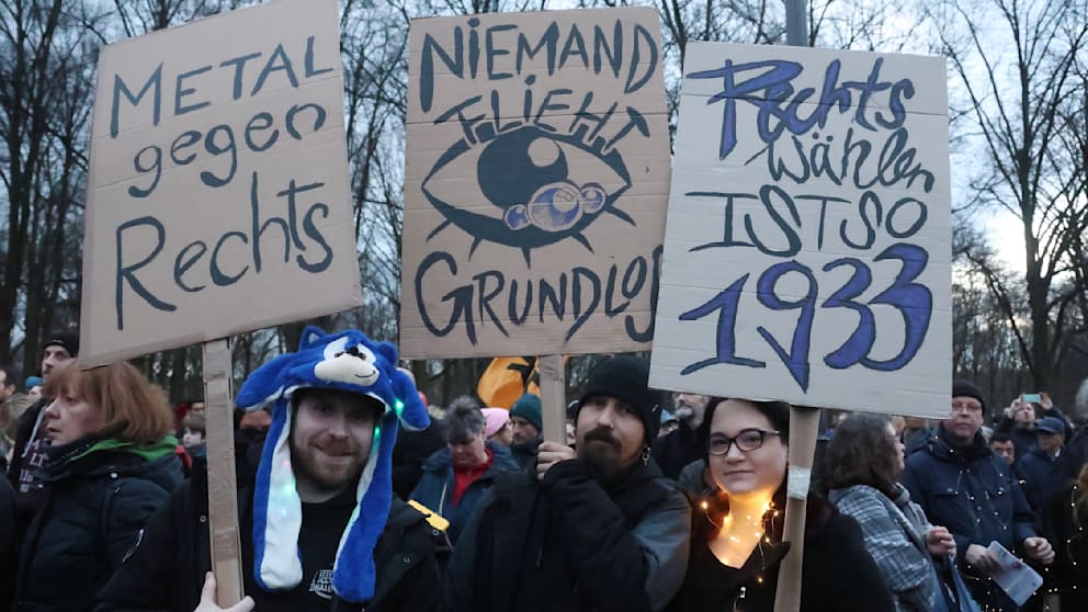 Mariella (33, rechts im Bild) hat bis 03:30 Uhr in der Nacht an den Schildern gebastelt