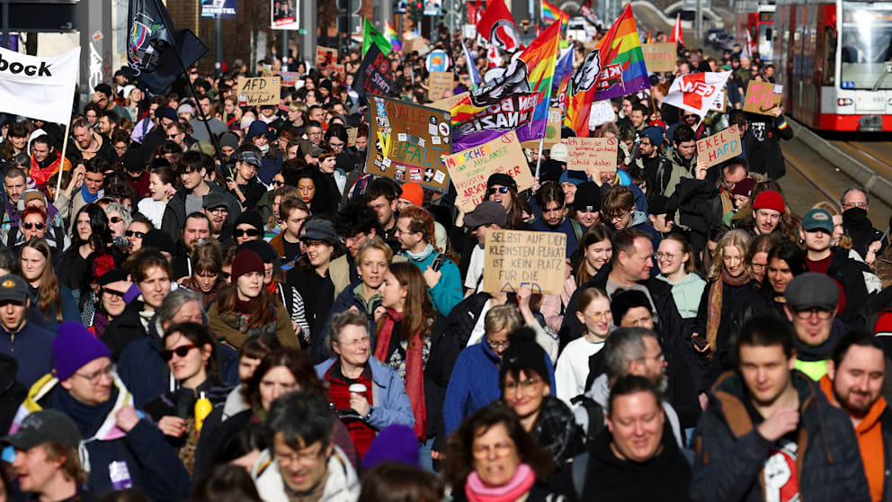 Mit Plakaten und Regenbogenfahnen gingen die Menschen gegen einen Rechtsruck auf die Straßen