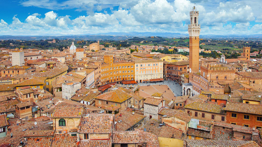 Siena’s Piazza del Campo mit dem Palazzo Pubblico und der Torre del Mangia.