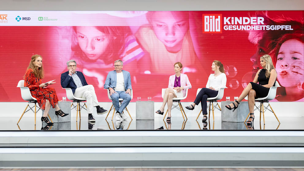 BILD-Ressortleiterin Patricia Platiel diskutierte mit Andreas Storm, Dr. Michael Hubmann, Karin Prien (CDU), Dr. Kerstin Paschke und Silke Müller darüber, was wir tun müssen, um Kinder besser vor Mediensucht zu schützen