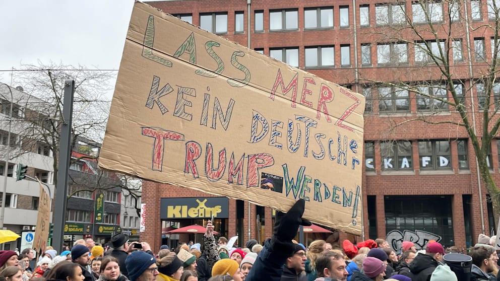 Demonstriert wurde gegen Friedrich Merz (69, CDU), Donald Trump (78) und „gegen Rechts“