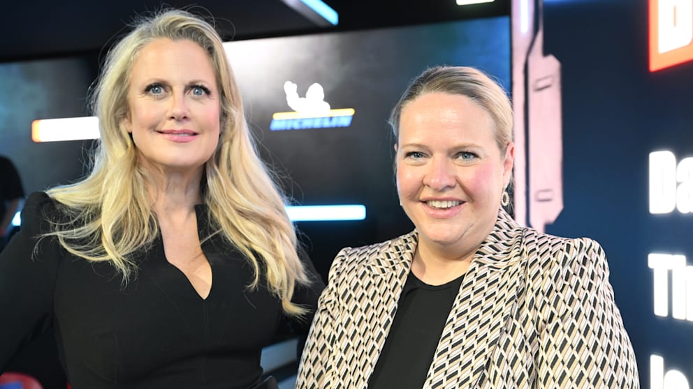 Michelin-Chefin Maria Röttger (r.) mit Moderatorin Barbara Schöneberger beim Goldenen Lenkrad 2024