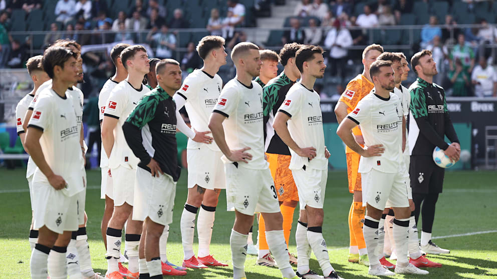 Die frustrierten Gladbach-Profis nach dem Schlusspfiff vor der Nordkurve