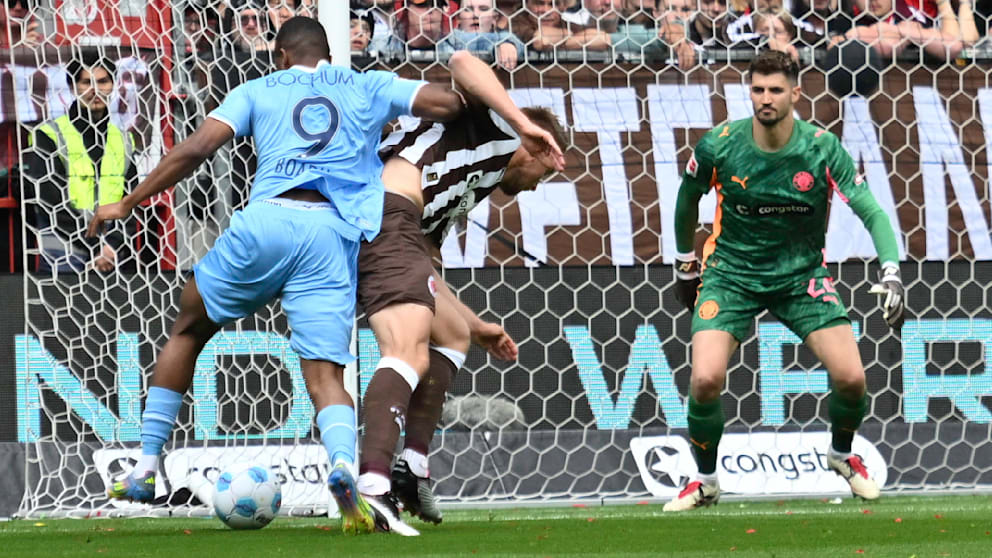Der Anfang der Pleite: Bochums Myron Boadu (24/l.) überspielt Hauke Wahl (30), trifft kurz darauf an Nikola Vasilj (29/l.) vorbei zum 0:1