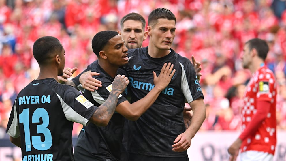 Diesmal zählt‘s! Nebel jubelt über das 1:0 für Mainz. Vorher wurden drei Tore der Mainzer nicht anerkannt