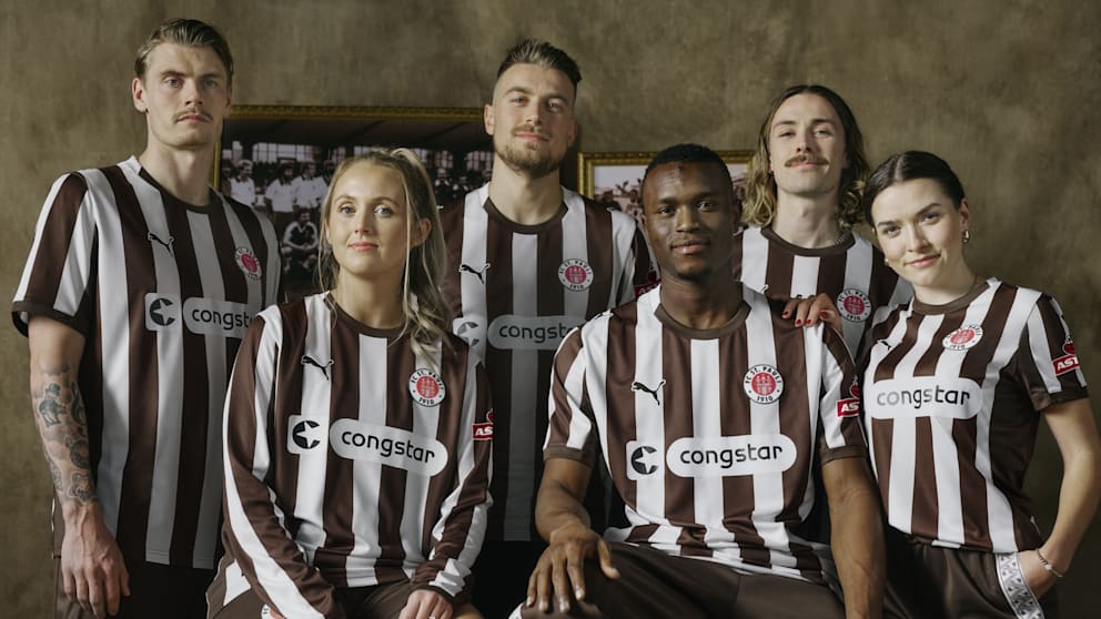 Wie ein Bild aus alten Zeiten: Der FC St. Pauli spielt kommende Saison zu Hause wieder klassisch Braun-Weiß. Von den Profis präsentieren Eric Smith, Hauke Wahl, Abdoulie Ceesay und Jackson Irvine (v.l.) das neue Shirt