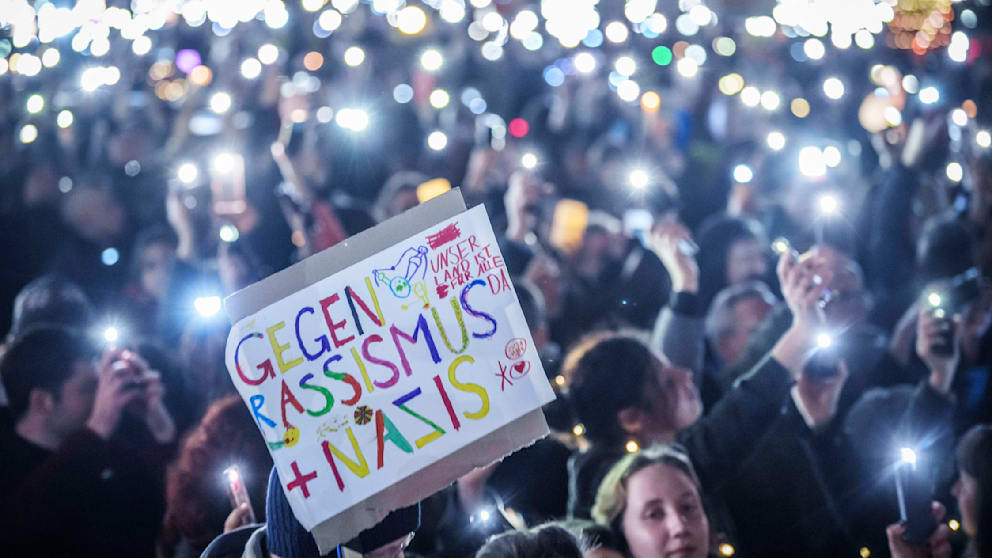 „Gegen Rassismus + Nazis“ schrieben die Teilnehmer auf das Plakat