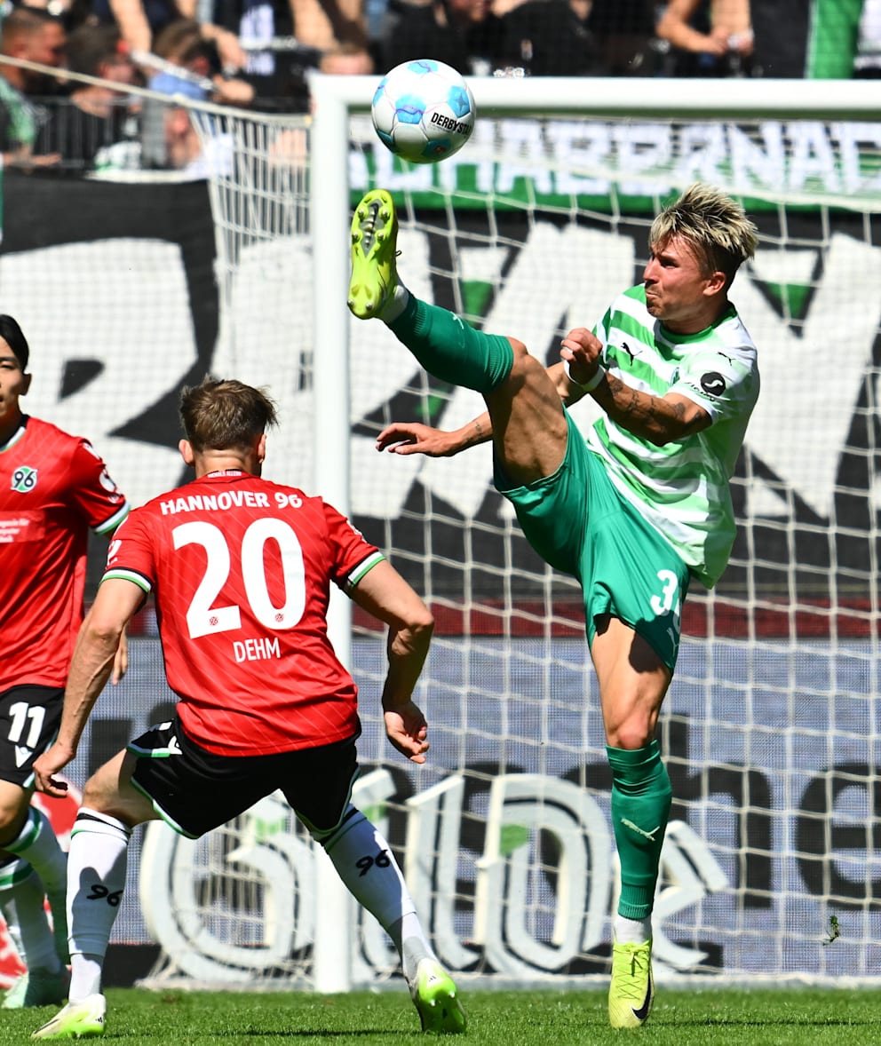 Fürth-Routinier Felix Klaus (r.), hier beim 1:1 in Hannover, warnt vor Aufsteiger Hamburg