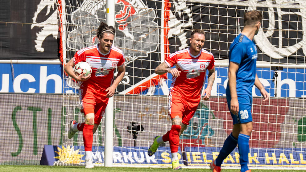 Halles Jonas Nietfeld trägt den Ball nach seinem 1:0 zum Anstoßpunkt zurück