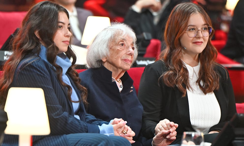 Rabia (l.) und Alina (r.) hielten bei der großen „Ein Herz für Kinder“-Gala die Hände der Holocaust-Überlebenden Margot Friedländer