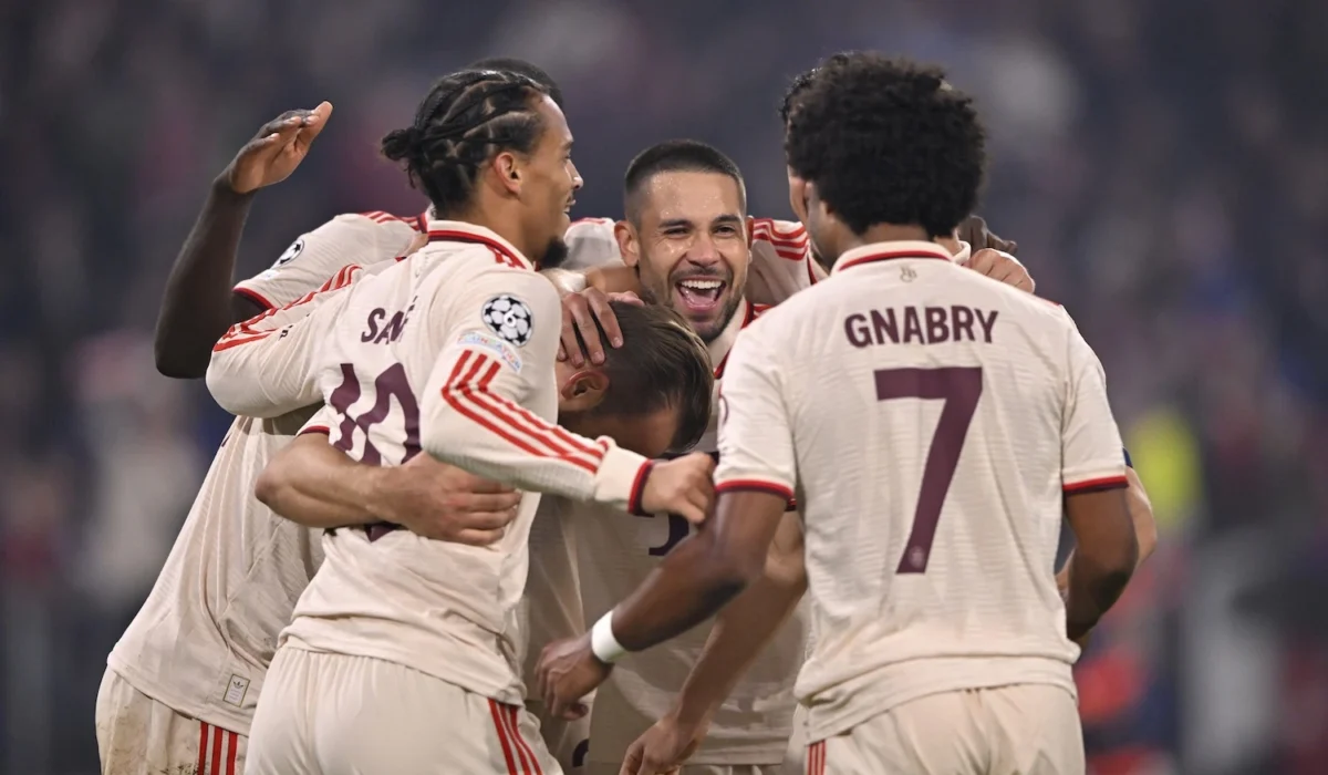 Gnabry feiert ein Tor mit seinen Mannschaftskollegen