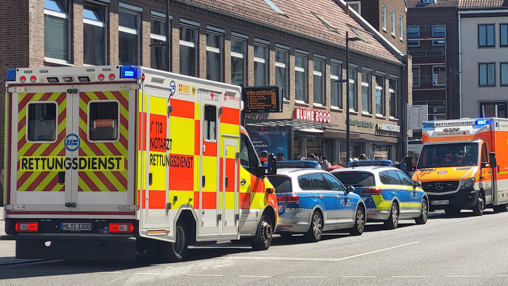Rettungswagen und Polizei-Autos am Tatort