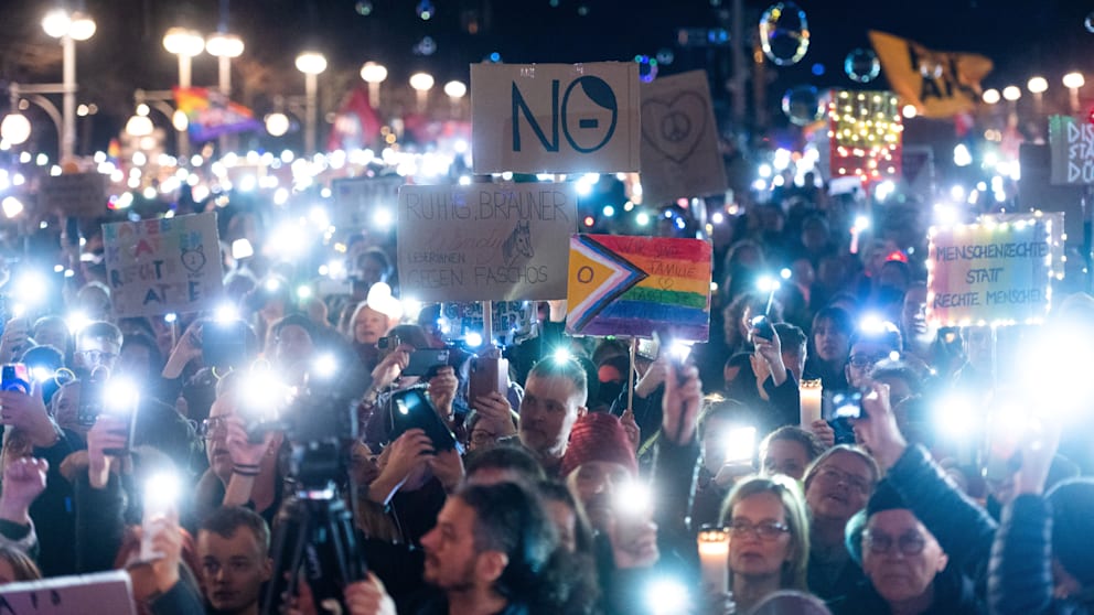 Die Teilnehmer verwandelten den Platz vor dem Brandenburger Tor in ein Lichtermeer