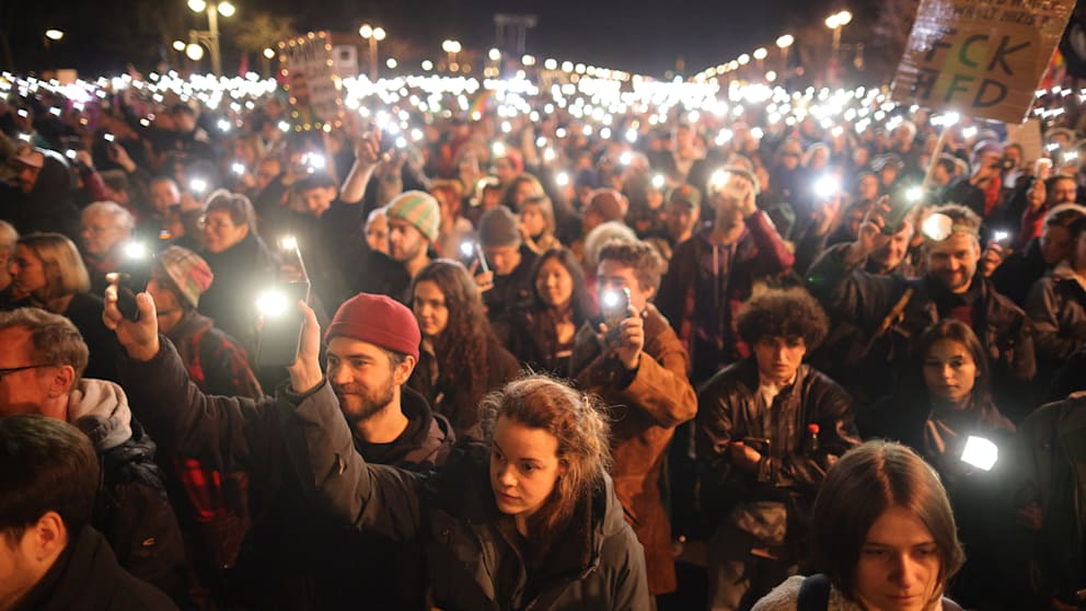 Die Teilnehmer verwandelten den Platz vor dem Brandenburger Tor in ein Lichtermeer