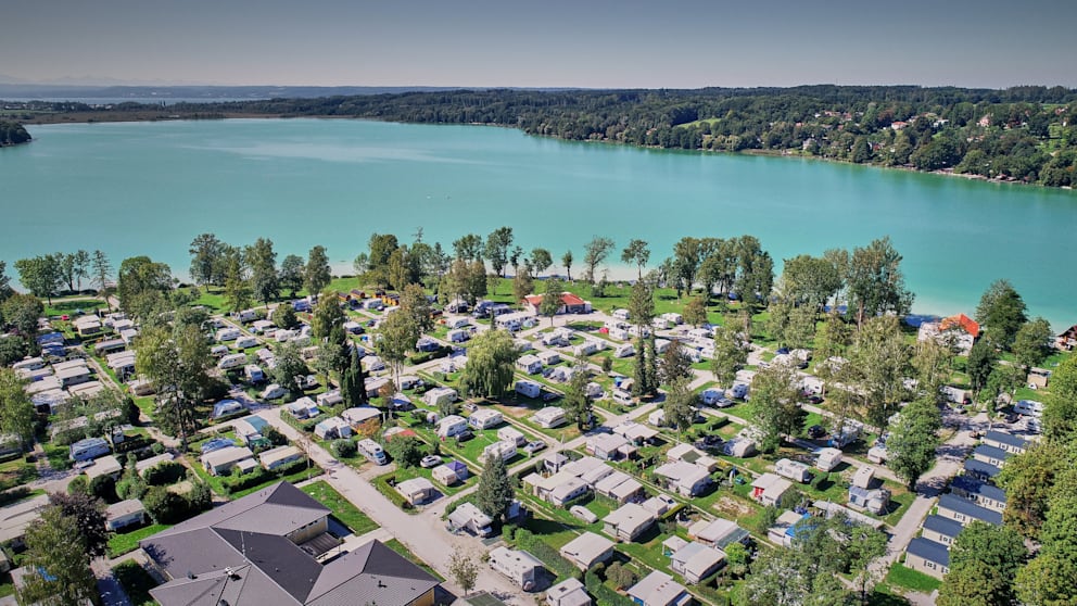 Die Anlage Camping am Pilsensee in Seefeld (Bayern) lockt mit türkisblauem Badespaß und Alpennähe. Bayern zählt allerdings zu den teureren Campingregionen im Deutschland-Vergleich