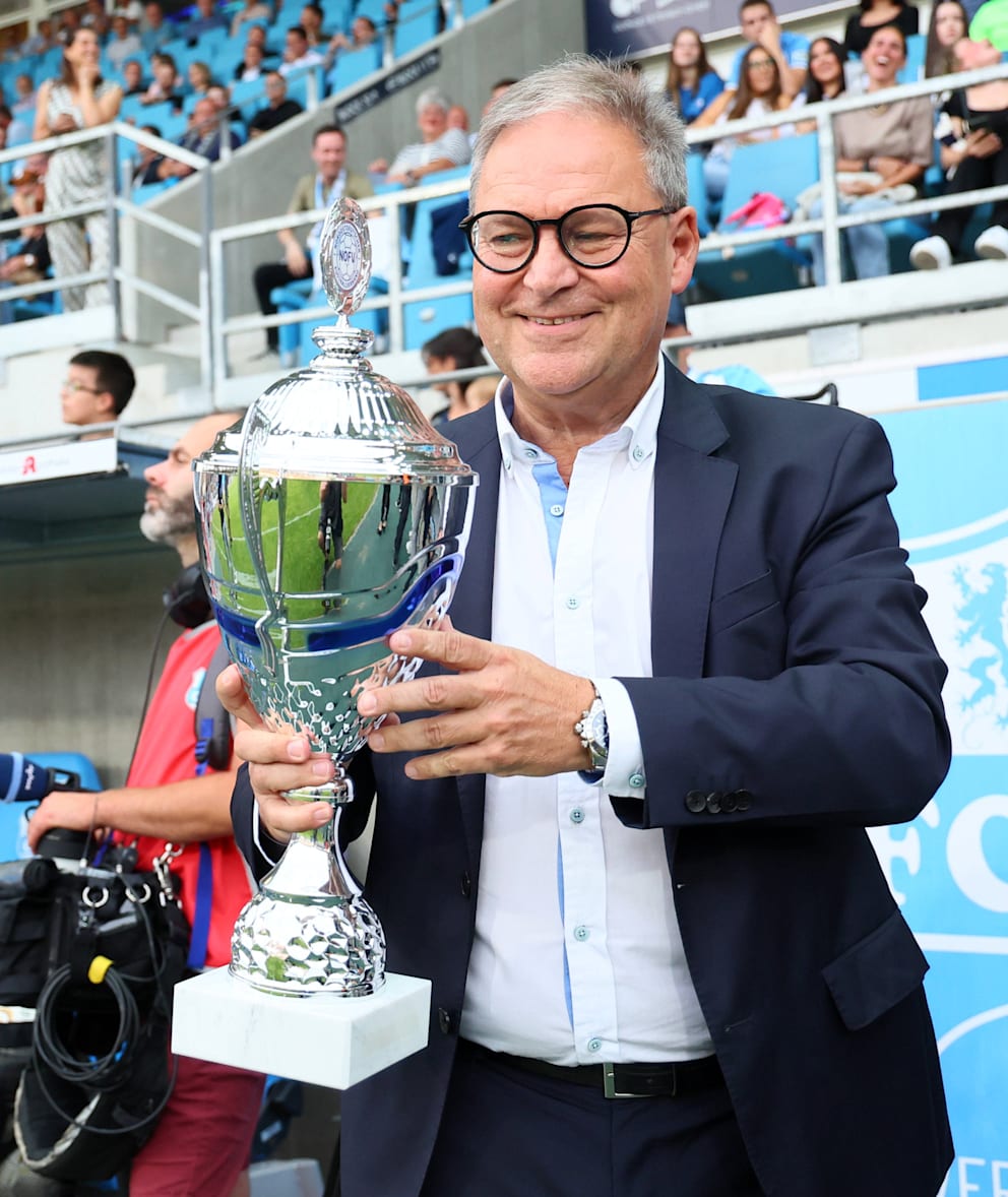 Hermann Winkler, Präsident des NOFV, mit dem Meisterpokal in den Händen