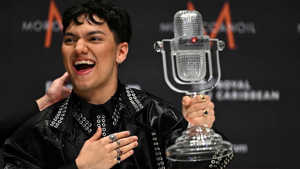 JJ jubelt mit der ESC-Trophäe