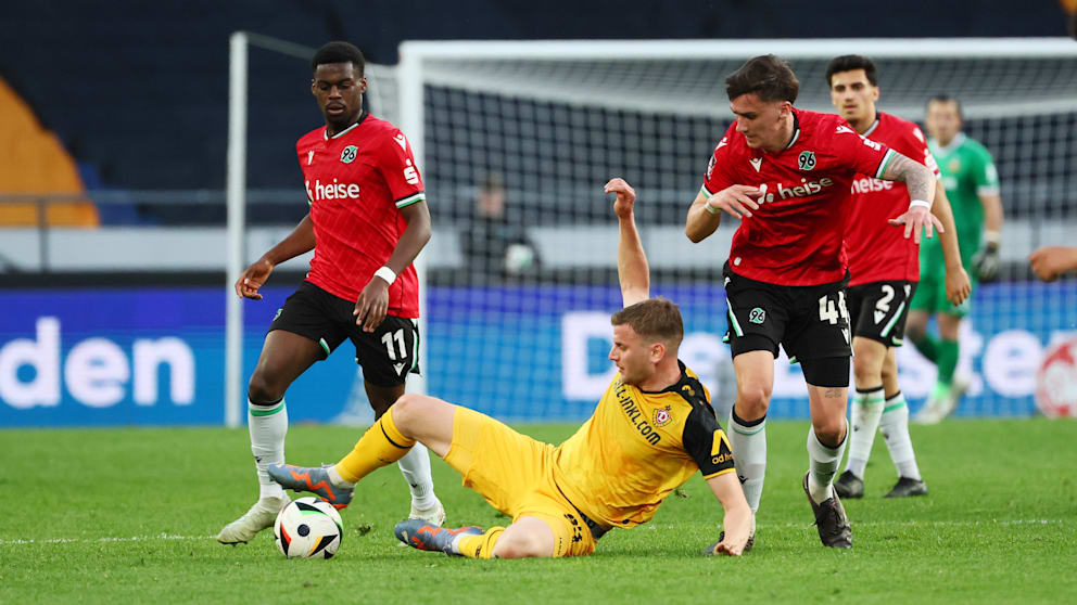 Lukas Wallner (22/ r.) schaut gegen Dresden auf den Ball. Links ist Bayern-Leihgabe Noel Aseko (19)