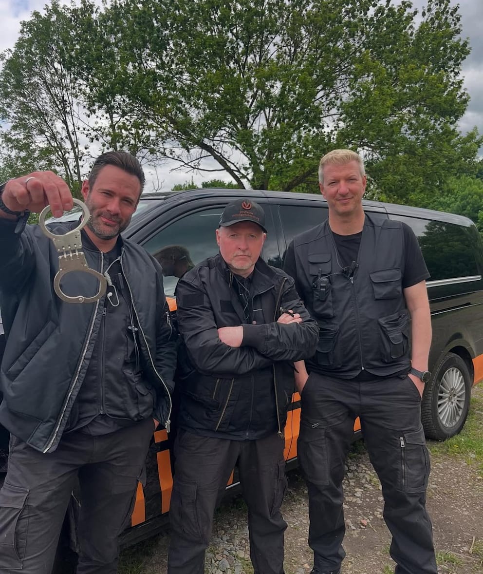Die Hunter in Schwarz: Otto „Bulletproof“ Karasch (42, l.), Joey Kelly (52, M.) und Max Schradin (47, r.) kurz vor dem nächsten Einsatz