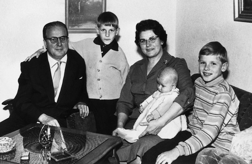 Thomas Gottschalk (r.) als etwa Zehnjähriger mit seiner Familie: Vater Hans Gottschalk, Bruder Christoph und Mutter Rutila mit Schwester Raphaela auf dem Schoss (v. l.)