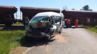 Unfall mit Zug in Niedersachsen: Schulbus erfasst, mehrere Verletzte