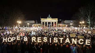 Demos in ganz Deutschland: Lichtermeer am Brandenburger Tor 