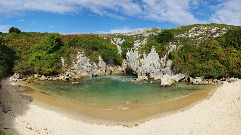 Winzig, aber hübsch! Die Playa de Gulpiyuri im nordspanischen Asturien