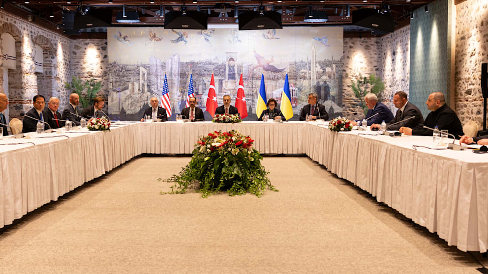 Am Freitagmorgen fand ein erstes Verhandlungsgespräch statt. Delegationen der USA, Ukraine und Türkei nahmen teil. Im Anschluss soll es ein Gespräch zwischen den USA, Russland und der Türkei geben
