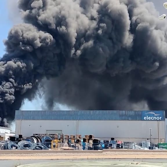 Explosion in spanischer Chemiefabrik: Flammen schießen in den Himmel