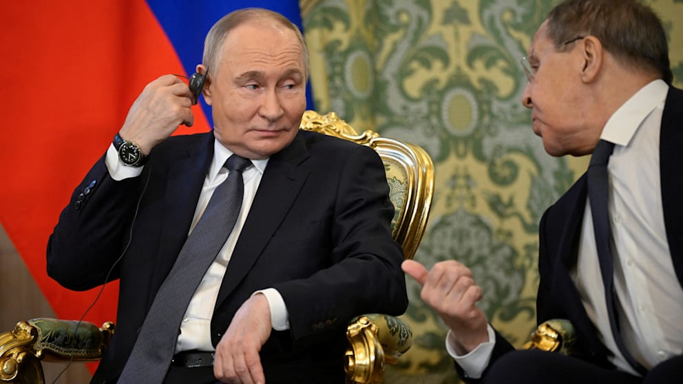 Kreml-Machthaber Wladimir Putin (72, l.) mit seinem Außenminister Sergej Lawrow (75)
