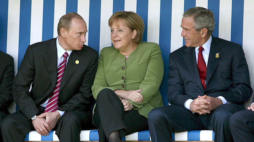 Gastgeberin bei G8 in Heiligendamm: Angela Merkel mit Wladimir Putin (l.) und George W. Bush