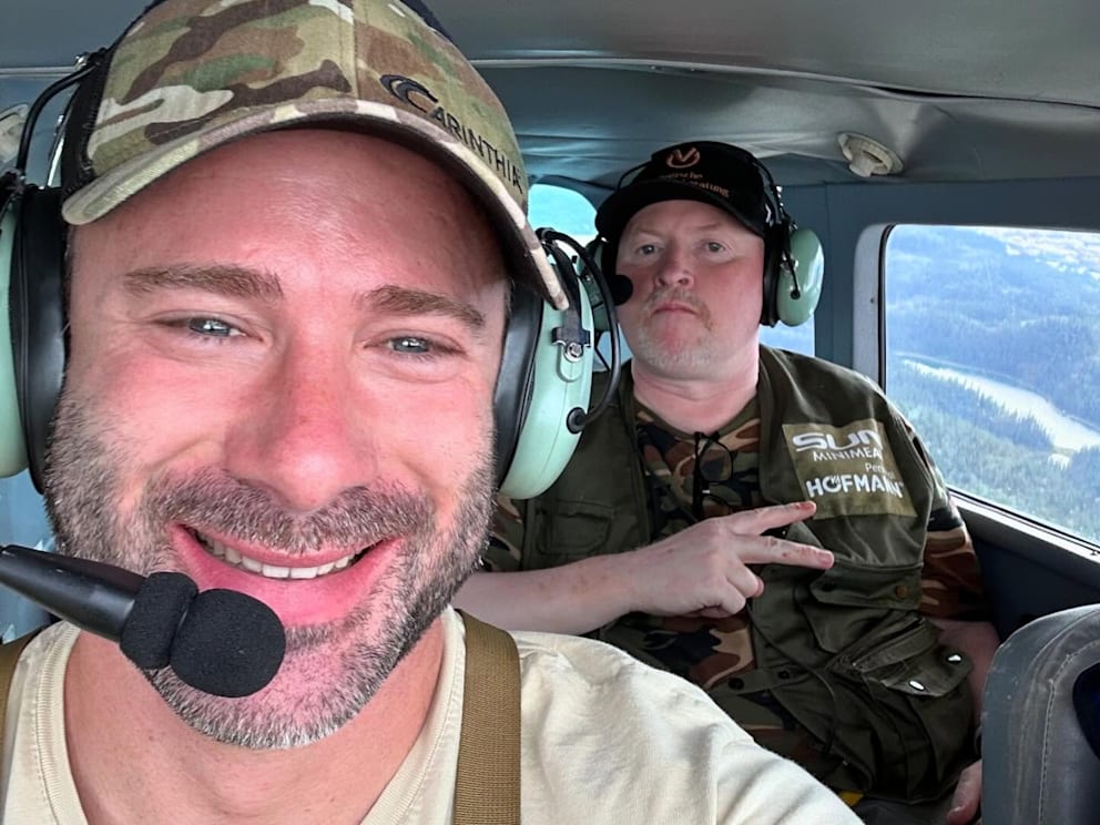 Otto „Bulletproof“ Karasch (l.) und Joey Kelly (r.) im Einsatz: Der Survival-Experte und der Extremsportler jagen in der Joyn-Show prominente Flüchtige – notfalls auch per Helikopter