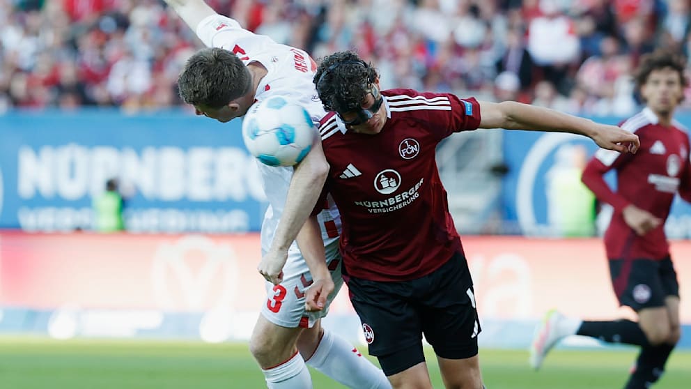 Fabio Gruber (22/r.) setzt sich hier gegen Kölns Dominique Heintz (31) durch