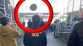 Er sieht den Platz und dann …: Fan bekommt schmerzhafte Stadion-Begrüßung