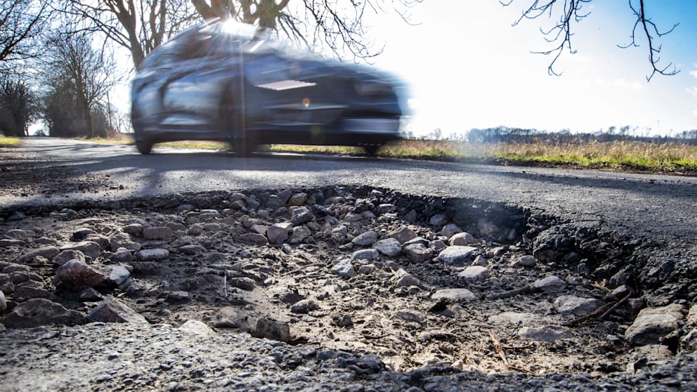 Vorsicht, vor allem nach dem Winter bröckelt die Fahrbahn! Tiefe Löcher können ernsthafte Schäden am Auto verursachen