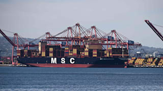 Kräne entladen ein Container-Schiff der Reederei MSC in Los Angeles an der westküste der USA