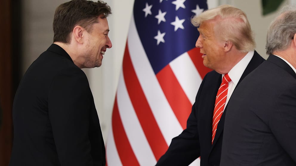 US-Präsident Donald J. Trump begrüßt den Tesla-CEO Elon Musk vor einem Staatsdinner im Lusail Palace in Doha, Katar