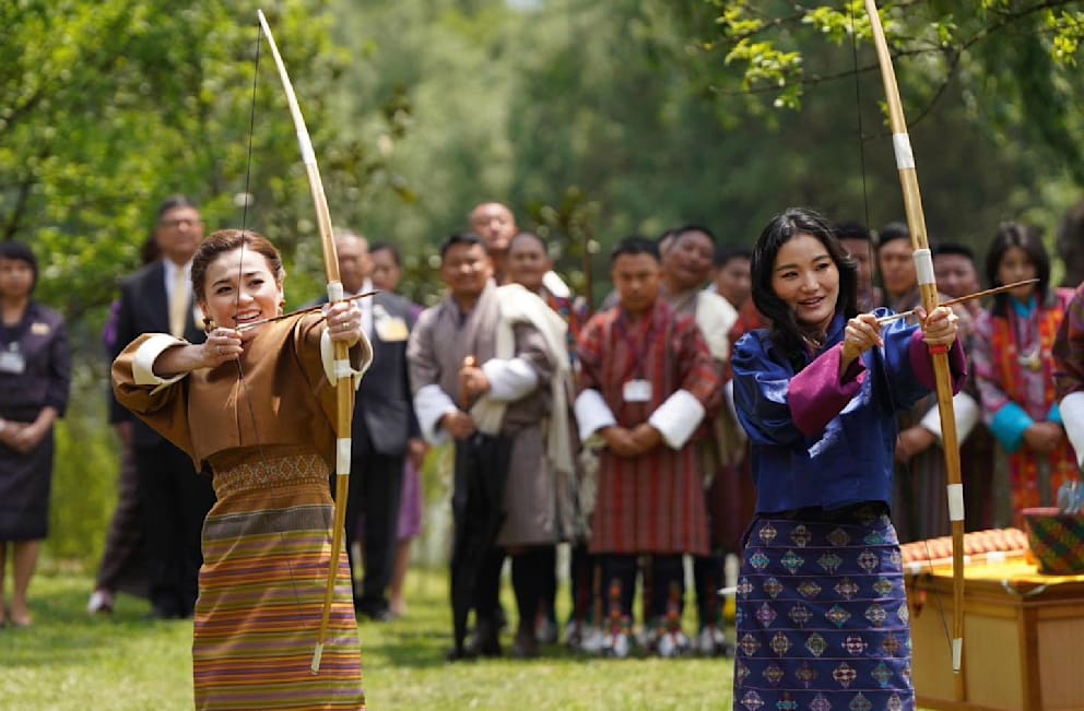 Königin Suthida (links) und Königin Jetsun Pema beim gemeisamen Bogenschießen. Die beiden  Damen verstanden sich auf Anhieb gut