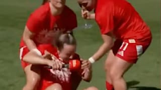 Komplett umgehauen!: Heftige Bier-Dusche im Frauen-Fußball